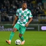 Jerry Afriyie in actie met de bal tijdens een voetbalwedstrijd.