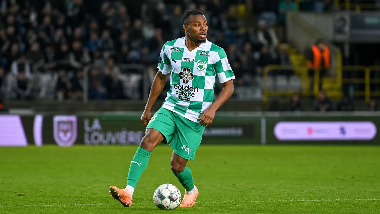 Jerry Afriyie in actie met de bal tijdens een voetbalwedstrijd.