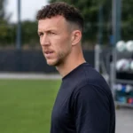 Ivan Perisic in neutrale sportkleding in een rustige voetbalomgeving.
