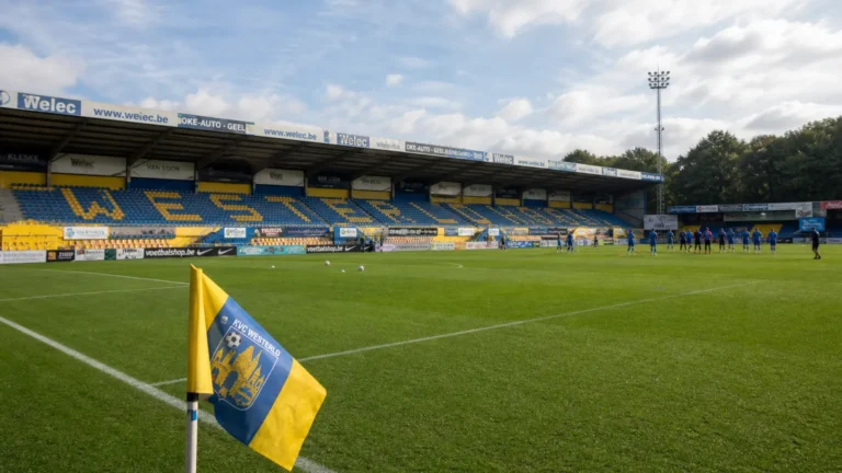 Breed beeld van 't Kuipje van KVC Westerlo tijdens een wedstrijddag.