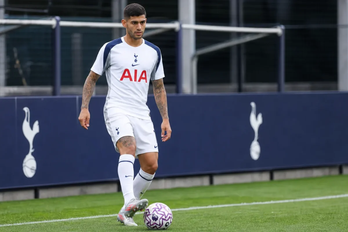 Cristian Romero in het tenue van Tottenham Hotspur aan de rand van een voetbalveld.