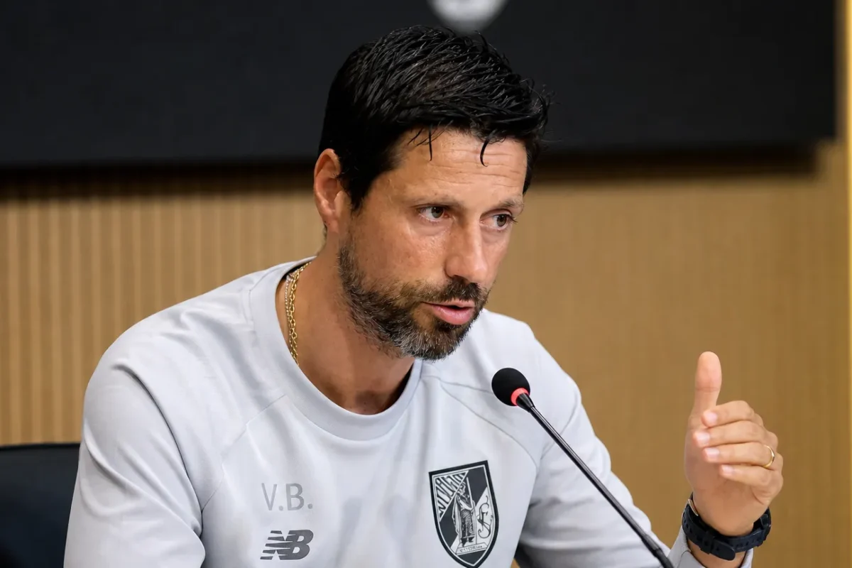 Vitor Bruno spreekt tijdens een persconferentie voor de Europese wedstrijd van Anderlecht.