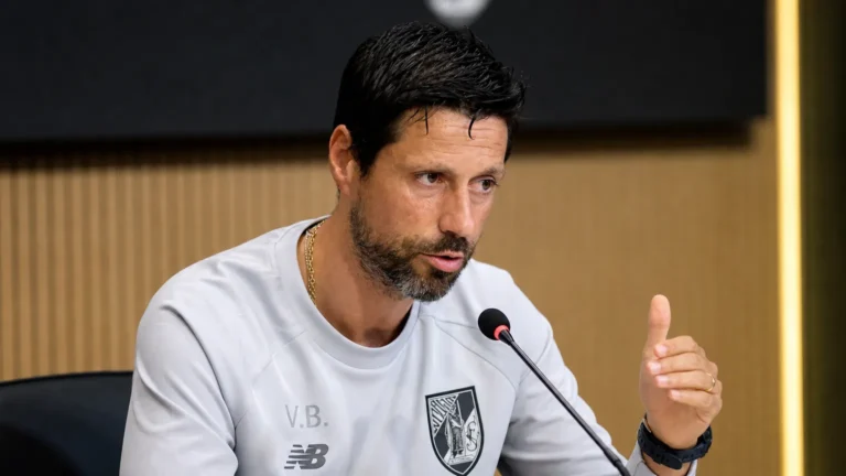 Vitor Bruno spreekt tijdens een persconferentie voor de Europese wedstrijd van Anderlecht.