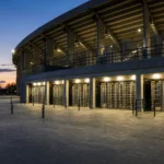De ingang van een Europees voetbalstadion in de aanloop naar een kwalificatiewedstrijd.