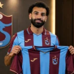 Mohamed Salah poseert tijdens zijn officiële voorstelling als speler van Trabzonspor.