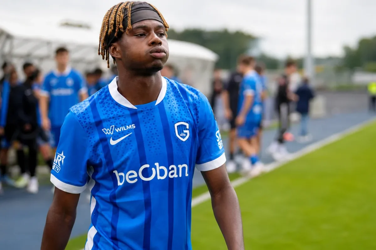 Noah Adedeji-Sternberg in het tenue van KRC Genk naast het veld.