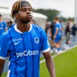 Noah Adedeji-Sternberg in het tenue van KRC Genk naast het veld.