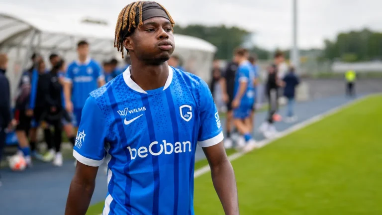 Noah Adedeji-Sternberg in het tenue van KRC Genk naast het veld.