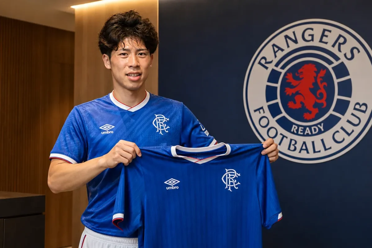 Daisuke Yokota poseert met een Rangers-shirt tijdens zijn officiële voorstelling.