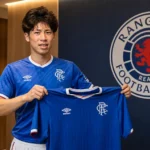 Daisuke Yokota poseert met een Rangers-shirt tijdens zijn officiële voorstelling.