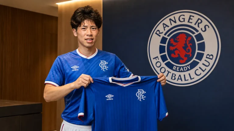 Daisuke Yokota poseert met een Rangers-shirt tijdens zijn officiële voorstelling.