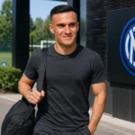 Aleksandar Stankovic bij het trainingscomplex van Internazionale.