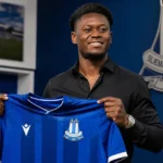 Anthony Limbombe poseert met het shirt van Sliema Wanderers tijdens zijn officiële voorstelling.