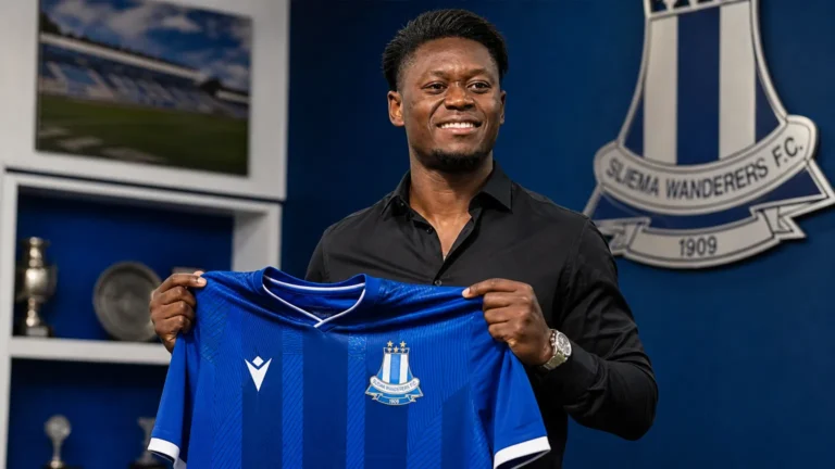 Anthony Limbombe poseert met het shirt van Sliema Wanderers tijdens zijn officiële voorstelling.