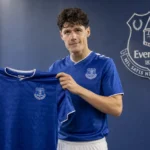 Christian Norgaard toont als Everton-speler een Everton-shirt tijdens een officiële presentatie.