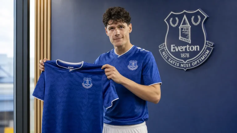 Christian Norgaard toont als Everton-speler een Everton-shirt tijdens een officiële presentatie.