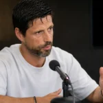 Vitor Bruno spreekt tijdens een indoor media-interview.