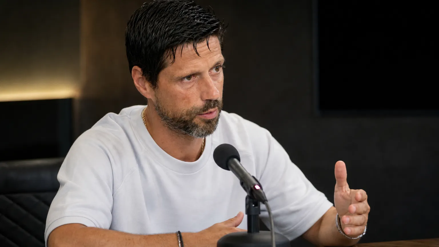 Vitor Bruno spreekt tijdens een indoor media-interview.