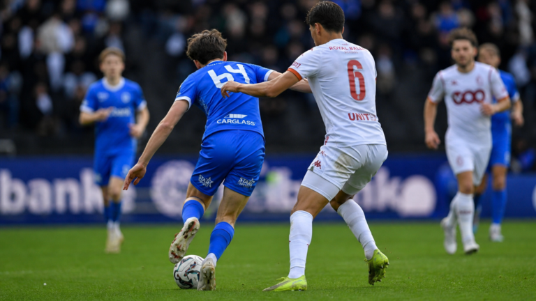 Anonieme spelers tijdens een thuiswedstrijd van Jong KRC Genk.