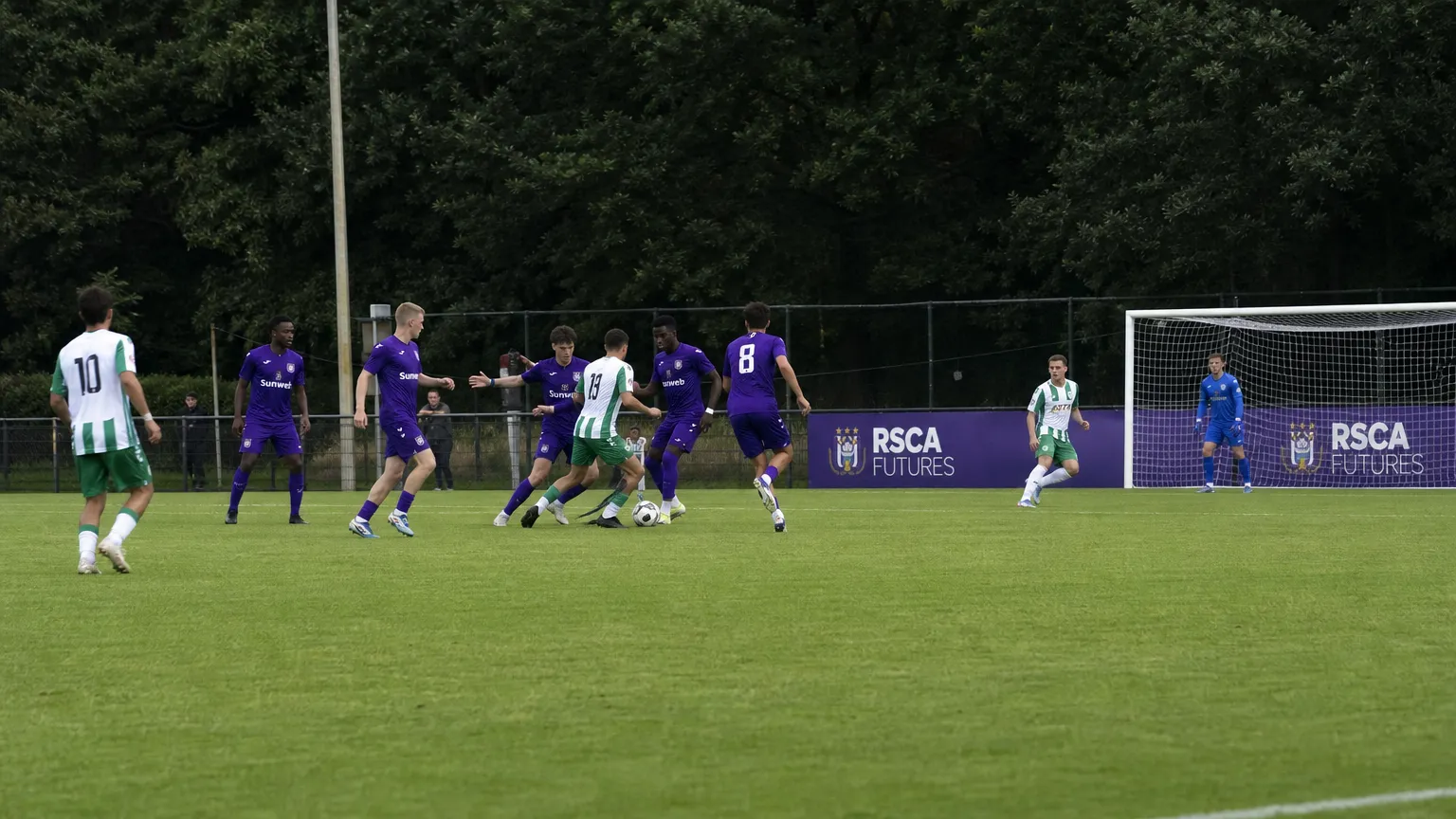 Brede wedstrijdscène van RSCA Futures in paarse en witte tenues tijdens een oefenmatch.