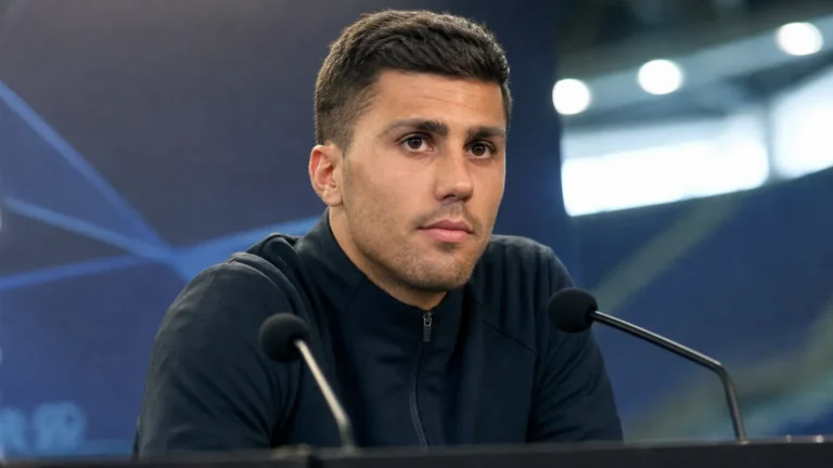 Rodri in neutrale sportkleding in een rustige voetbalomgeving.