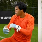 Dani van den Heuvel staat als doelman naast een doel op het trainingscomplex van OH Leuven.