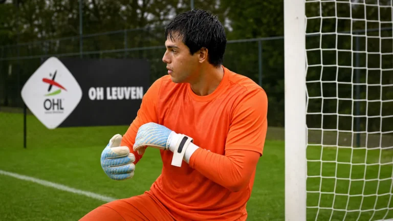 Dani van den Heuvel staat als doelman naast een doel op het trainingscomplex van OH Leuven.