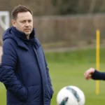 Michael Beale kijkt aandachtig naar een oefening tijdens de voorbereiding.