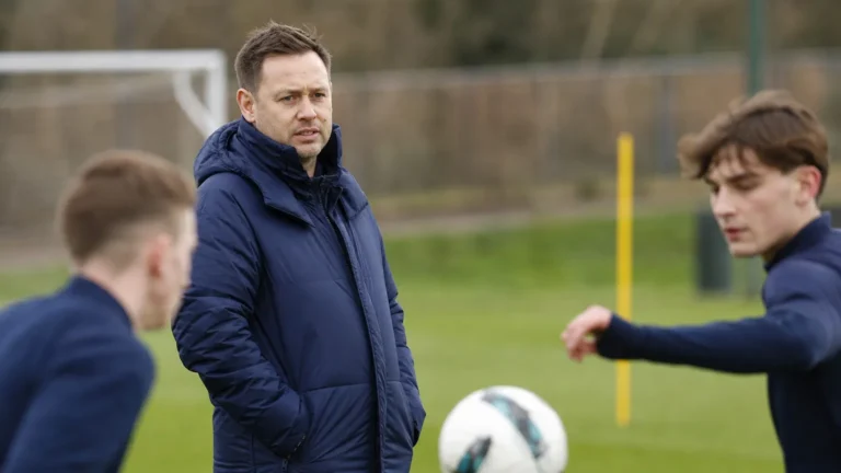 Michael Beale kijkt aandachtig naar een oefening tijdens de voorbereiding.