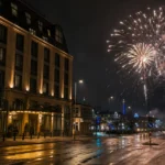 Vuurwerk boven de straat bij een hotel in Göteborg tijdens de nacht.