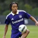 Jayden Onia Seke tijdens een individuele baloefening op het veld.