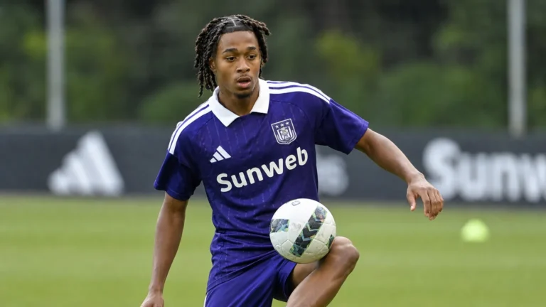 Jayden Onia Seke tijdens een individuele baloefening op het veld.