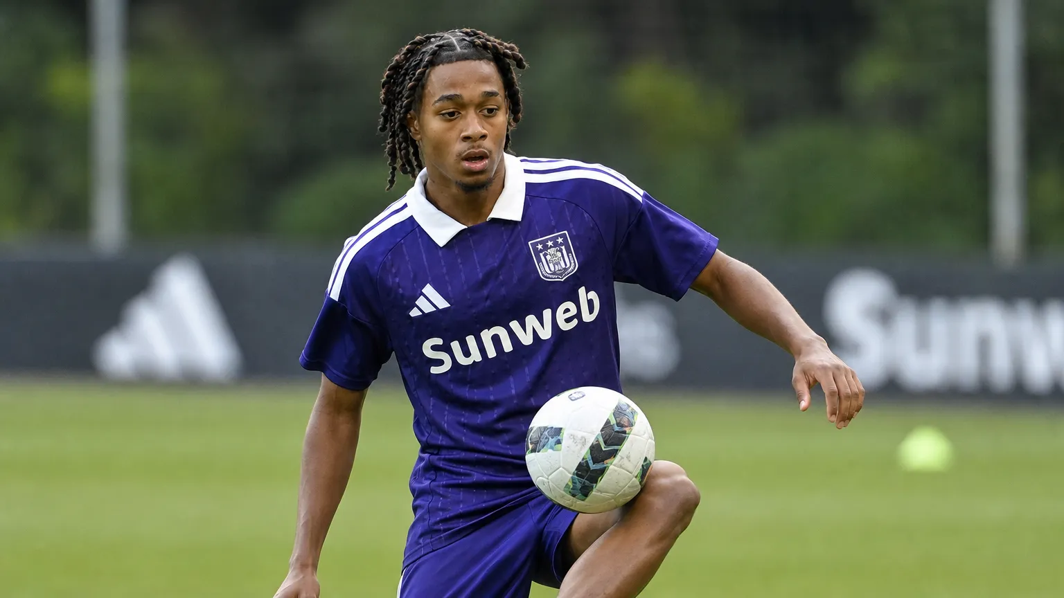 Jayden Onia Seke tijdens een individuele baloefening op het veld.