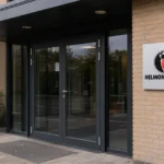De ingang van Helmond Sport met een discreet clubbord aan het gebouw.