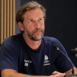 Rik De Mil spreekt tijdens een mediamoment in een KAA Gent-trainingsshirt.