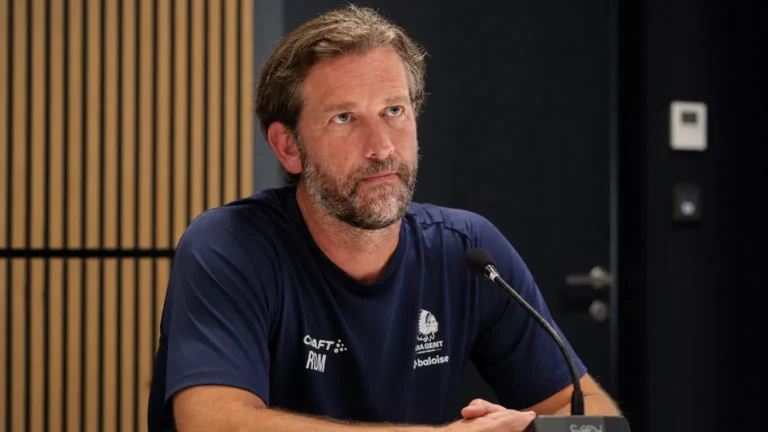 Rik De Mil spreekt tijdens een mediamoment in een KAA Gent-trainingsshirt.