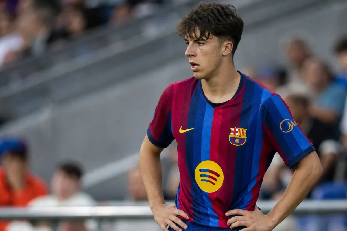 Jofre Torrents in het shirt van FC Barcelona aan de rand van een voetbalveld.