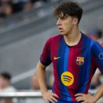Jofre Torrents in het shirt van FC Barcelona aan de rand van een voetbalveld.