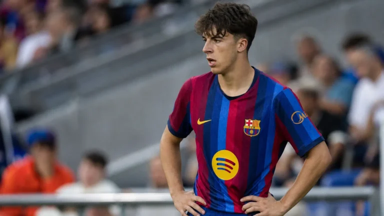 Jofre Torrents in het shirt van FC Barcelona aan de rand van een voetbalveld.