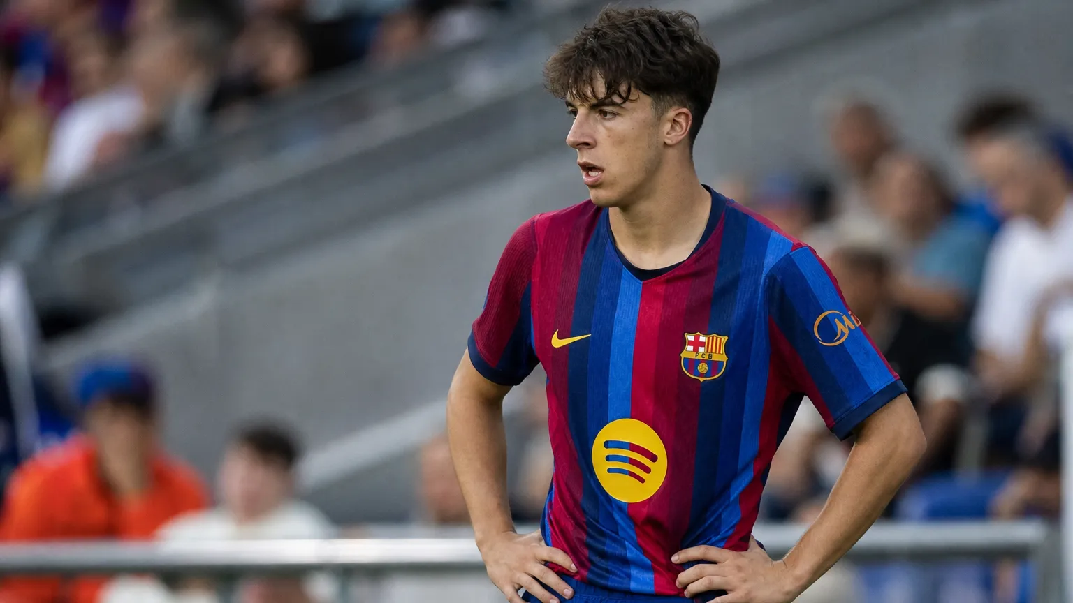 Jofre Torrents in het shirt van FC Barcelona aan de rand van een voetbalveld.