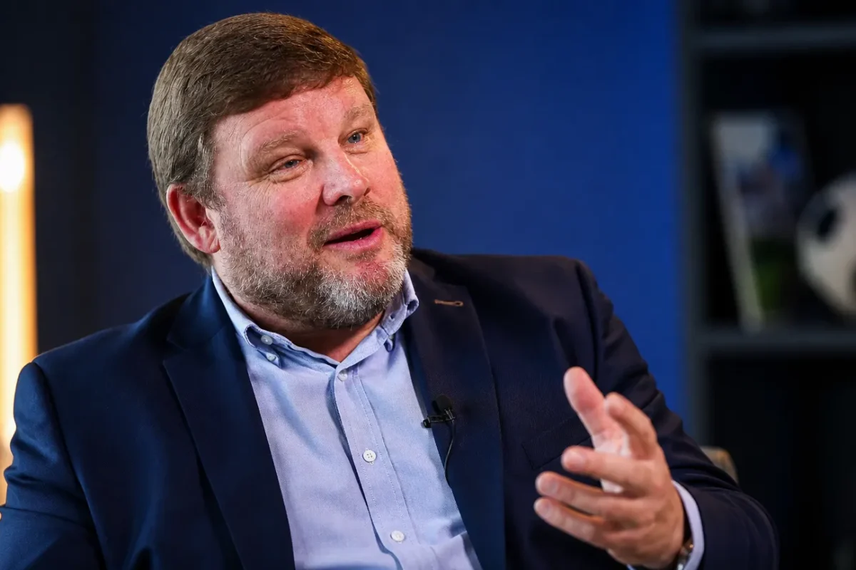 Hein Vanhaezebrouck tijdens een voetbalgesprek in een studio.