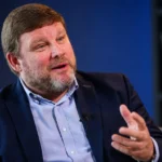 Hein Vanhaezebrouck tijdens een voetbalgesprek in een studio.