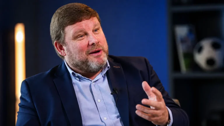 Hein Vanhaezebrouck tijdens een voetbalgesprek in een studio.