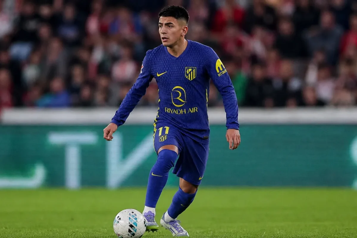 Thiago Almada in een donkerblauw wedstrijdshirt tijdens een actie op het veld.