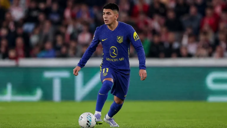 Thiago Almada in een donkerblauw wedstrijdshirt tijdens een actie op het veld.
