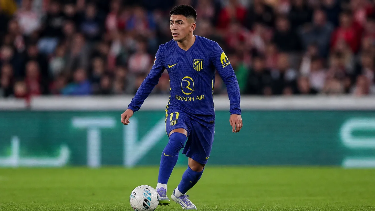 Thiago Almada in een donkerblauw wedstrijdshirt tijdens een actie op het veld.