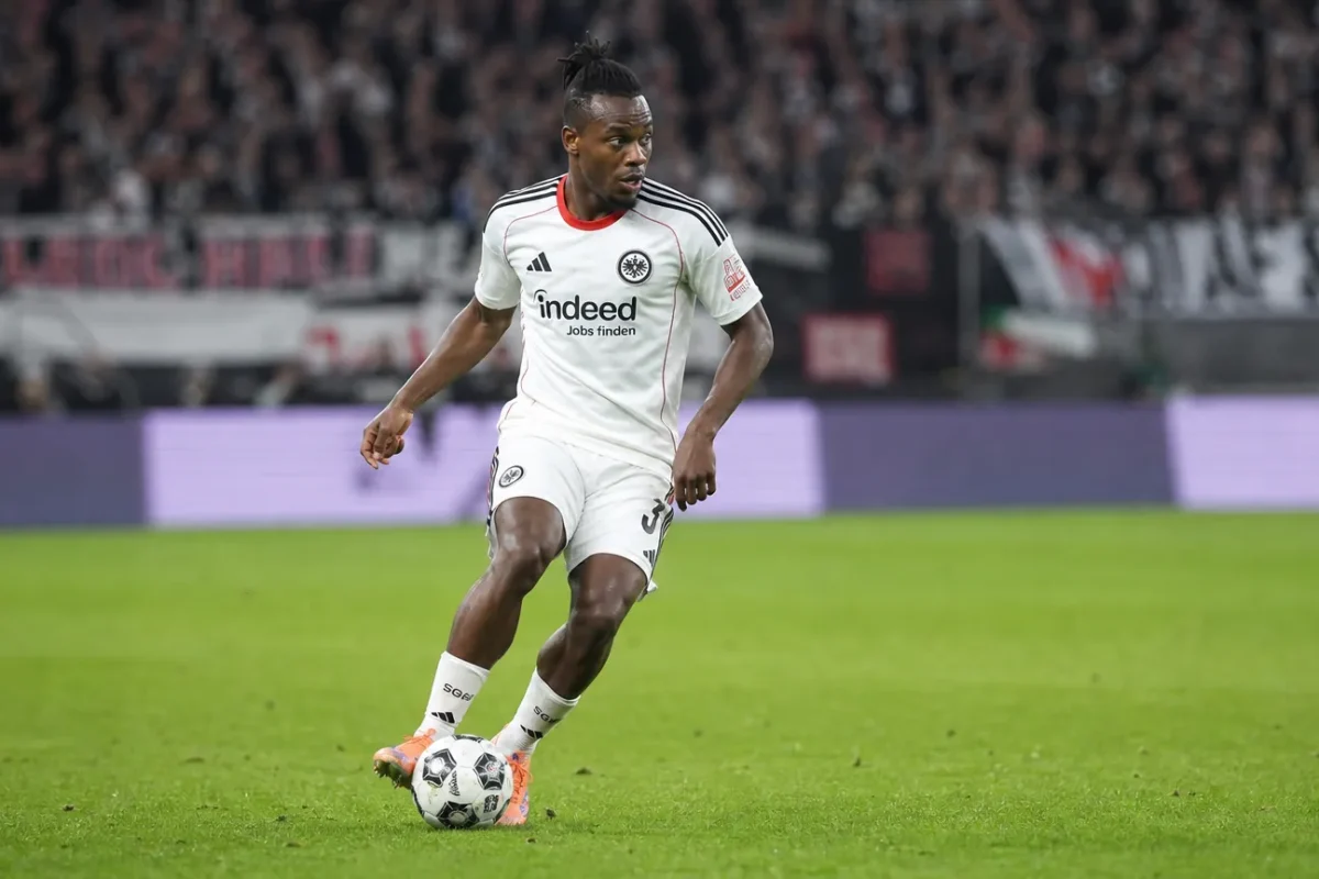 Michy Batshuayi in het tenue van Eintracht Frankfurt tijdens een wedstrijd.