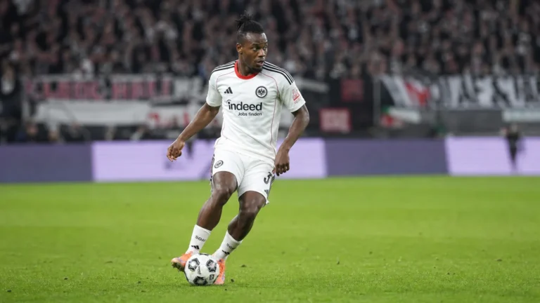 Michy Batshuayi in het tenue van Eintracht Frankfurt tijdens een wedstrijd.