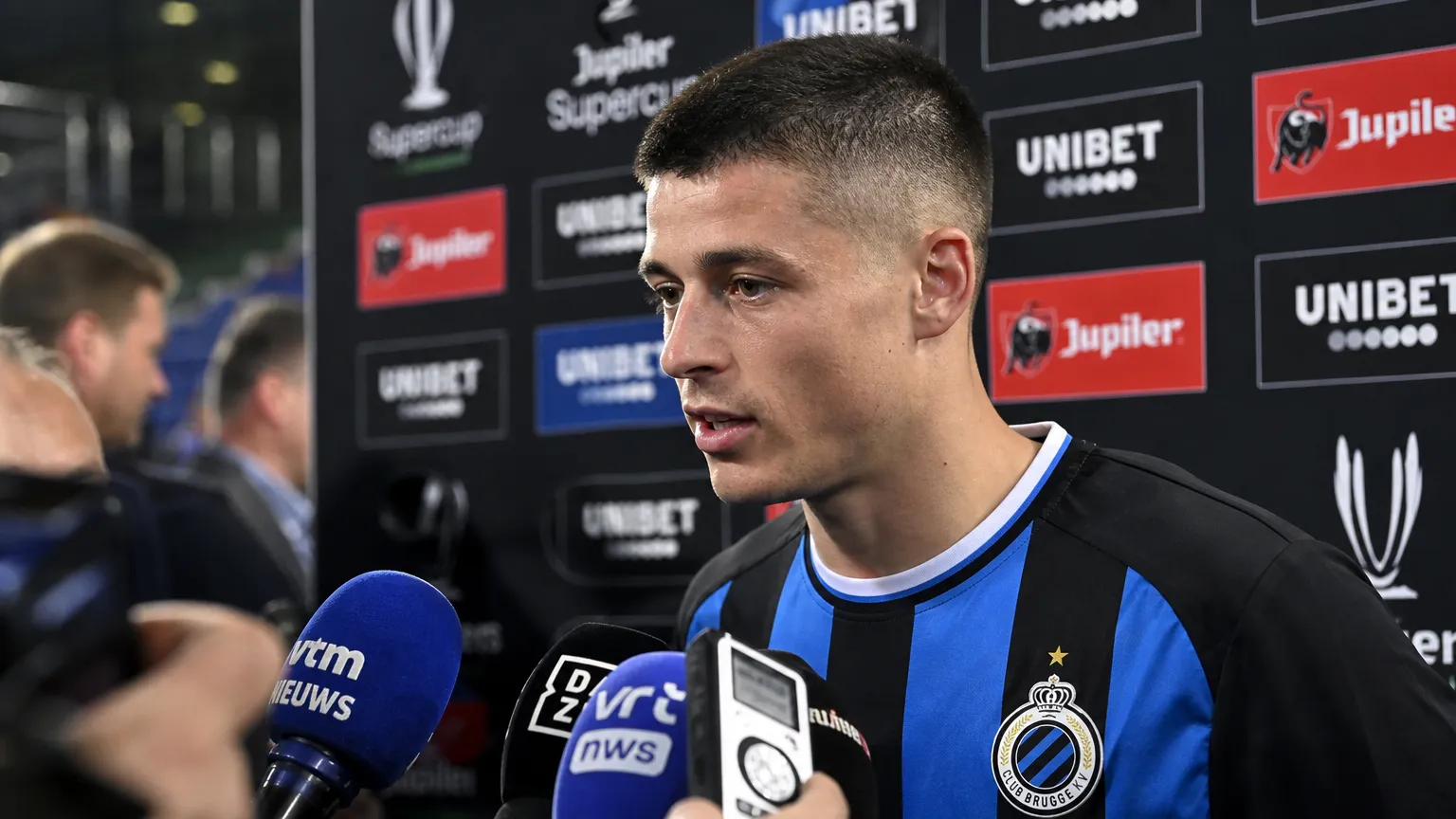 Club Brugge-spelers en persmateriaal in de mixed zone na de Supercup