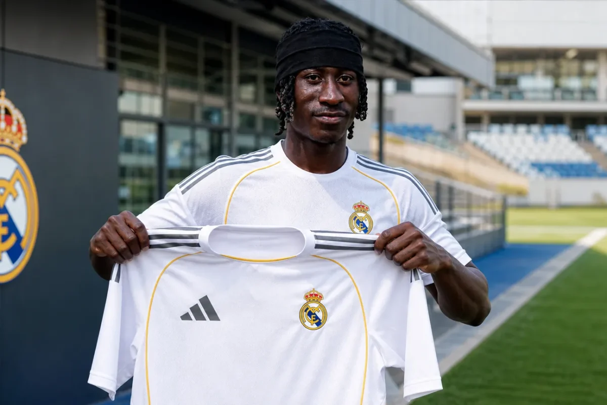 Yan Diomande toont een Real Madrid-shirt tijdens een officiële clubpresentatie.